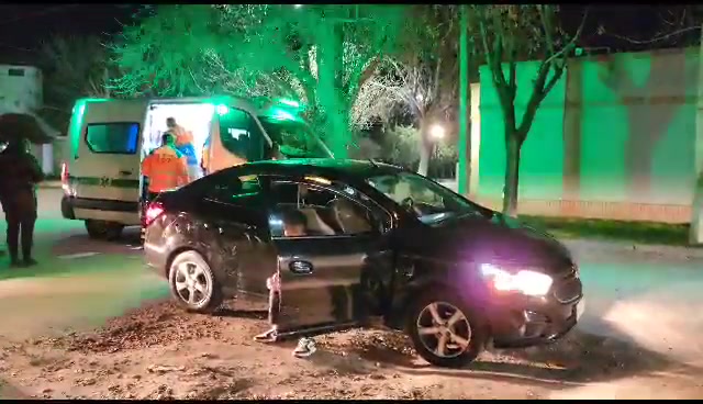 Motociclista fue asistido tras chocar con un auto