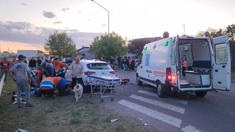 Una mujer y sus dos hijos sufrieron graves fracturas al chocar en moto con un auto