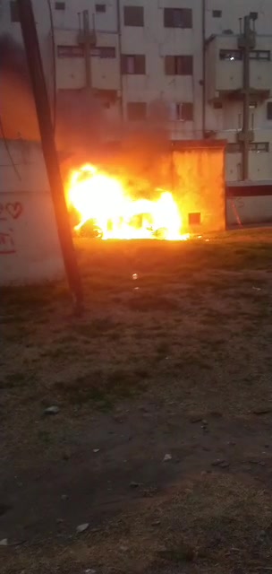 General Pico: el fuego destruyó por completo un auto en barrio Malvinas