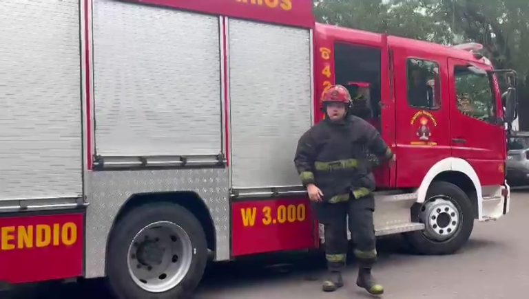 Bomberos trabajó en un principio de incendio de una camioneta en calle 13 y 16