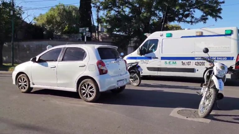 Dos jóvenes terminaron en la Guardia del Hospital tras ser chocados por un auto