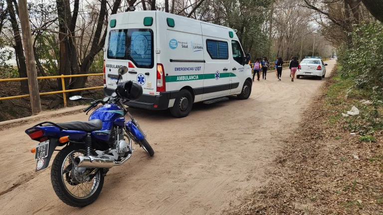 Accidente en calle 25: se le cruzó un perro y una pareja en motocicleta resultó lesionada