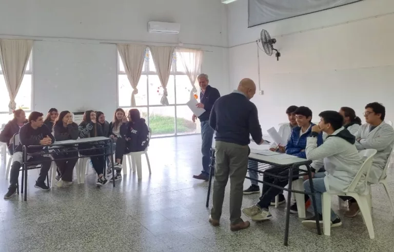 Simulacro judicial en La Maruja: estudiantes del Colegio Modesto Caretto participan en taller del programa “Educación + Justicia”