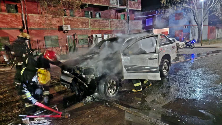 Incendio destruye parte delantera de una camioneta Hilux en la madrugada
