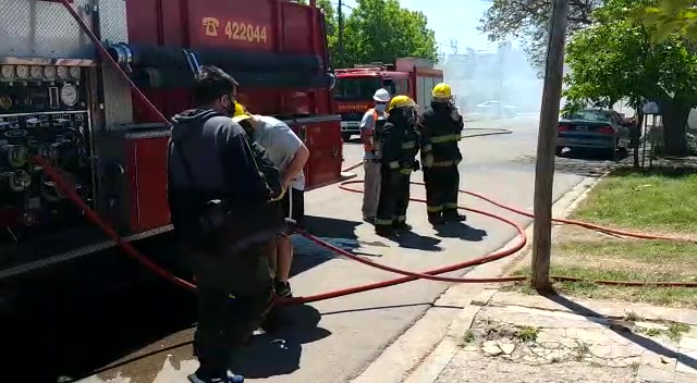 Incendio de vivienda: dotaciones de bomberos trabajaron en el lugar