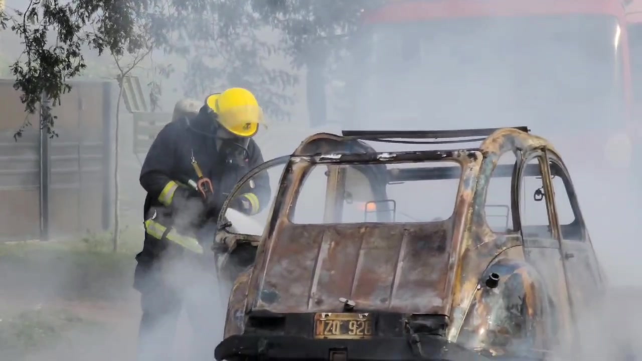 Un auto se incendió en el barrio La Loma: Bomberos trabajó en el lugar
