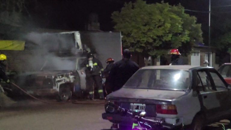 Una camioneta ardió en llamas durante la madrugada en barrio Rucci