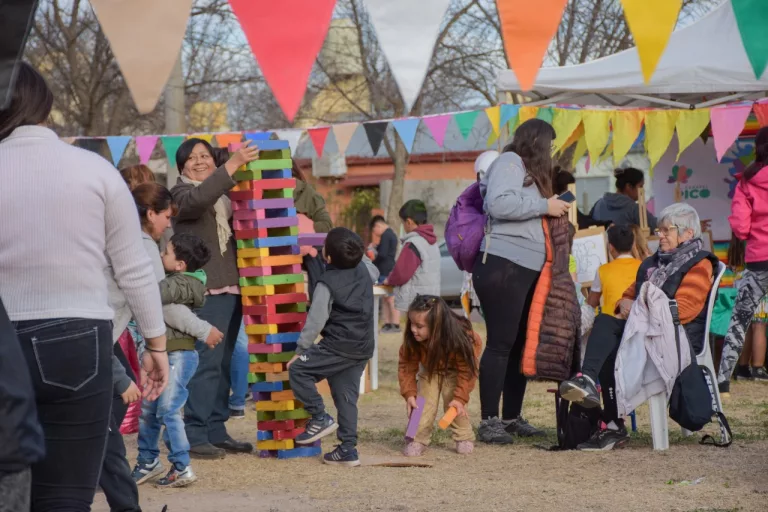 Celebración a puro color y juego: familias piquenses disfrutan del mes de las infancias en barrio Rucci
