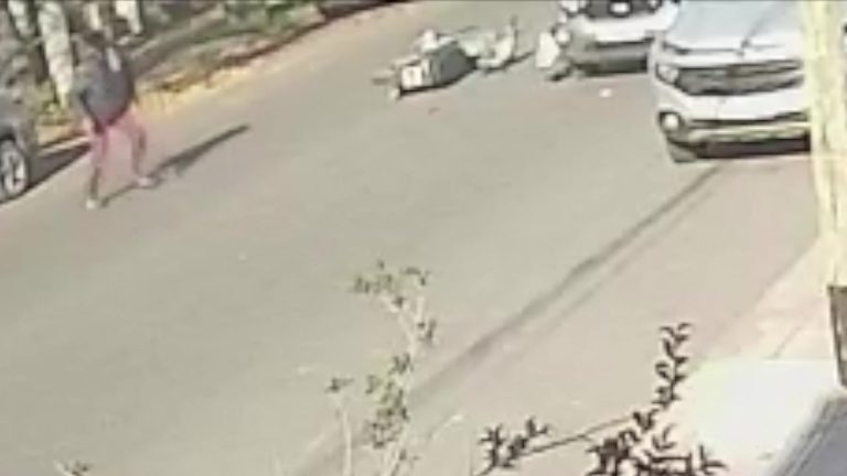 Choque entre moto y auto dejó una persona lesionada: quedó registrado por una cámara de seguridad
