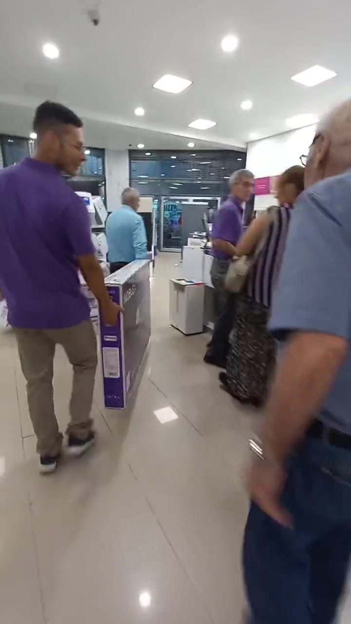 Le regalaron un televisor al abuelo que veía los partidos de Argentina desde una vidriera