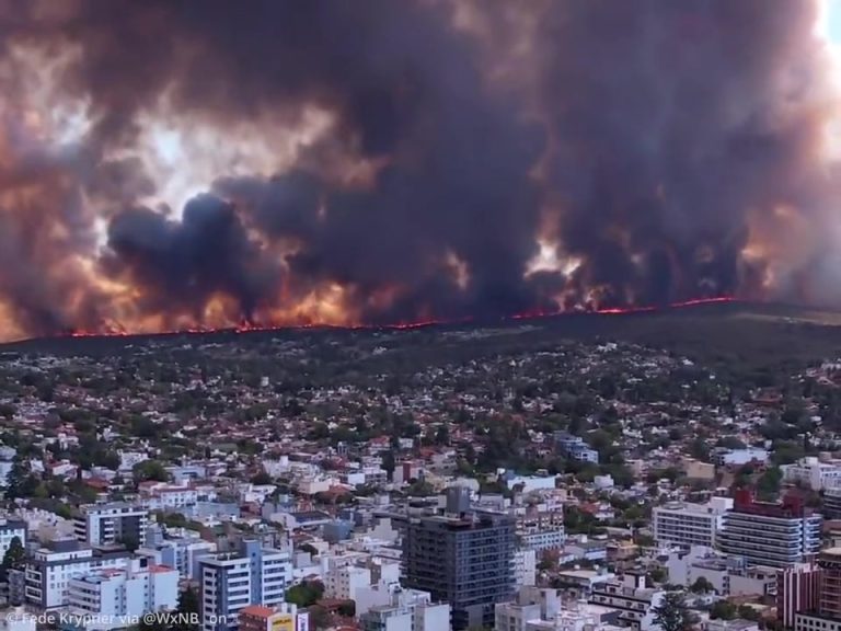 Dramáticas imágenes de los incendios en Córdoba: el fuego alcanzó viviendas y hay personas evacuadas