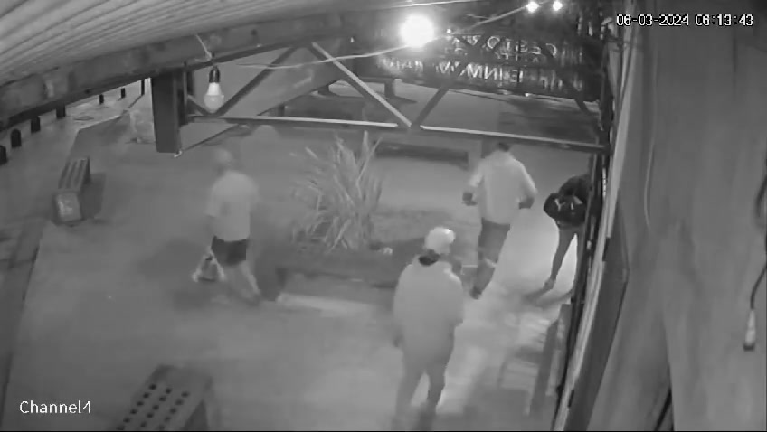 Video: una policía de la Federal mató a un hombre que le robó el celular cuando esperaba el colectivo en Lugano