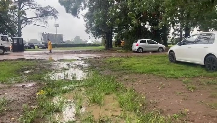 Caos en el Lollapalooza, con barro, agua, demora en armados, hasta infracciones de tránsito: ¿peligra el evento?
