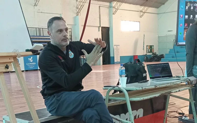La pasión que marca el camino: Fabricio Vito, el árbitro que encontró su vocación desde joven y no ha dejado de viajar y enseñar al mundo del básquet