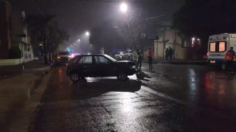 Vuelco en barrio Este: dos autos protagonizaron un accidente en la esquina de 25 y 22
