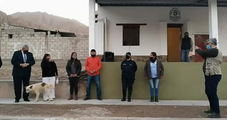 En Jujuy, una intendenta daba un discurso y fue orinada por un perro