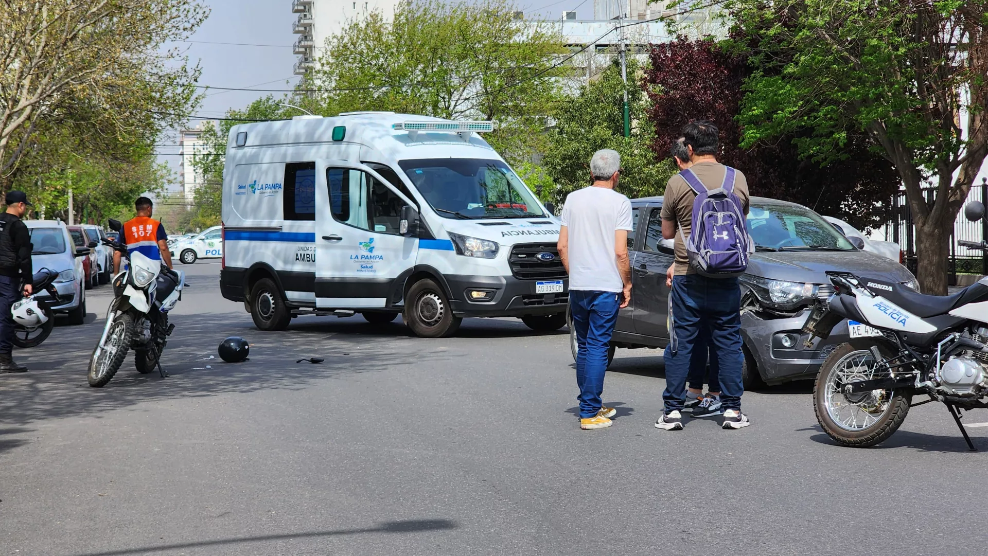 Choque entre motocicleta y automóvil en pleno centro