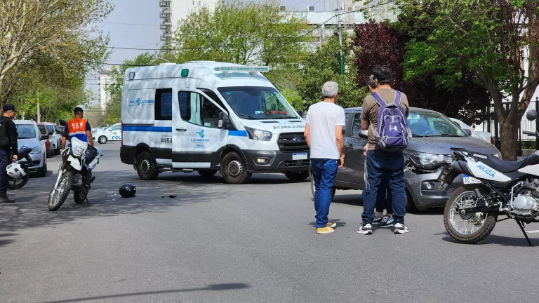 Choque entre motocicleta y automóvil en pleno centro