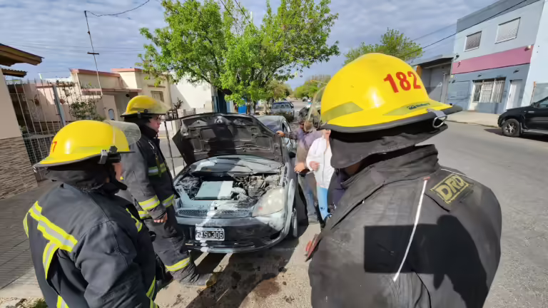 Principio de incendio en un vehículo fue rápidamente controlado por un vecino