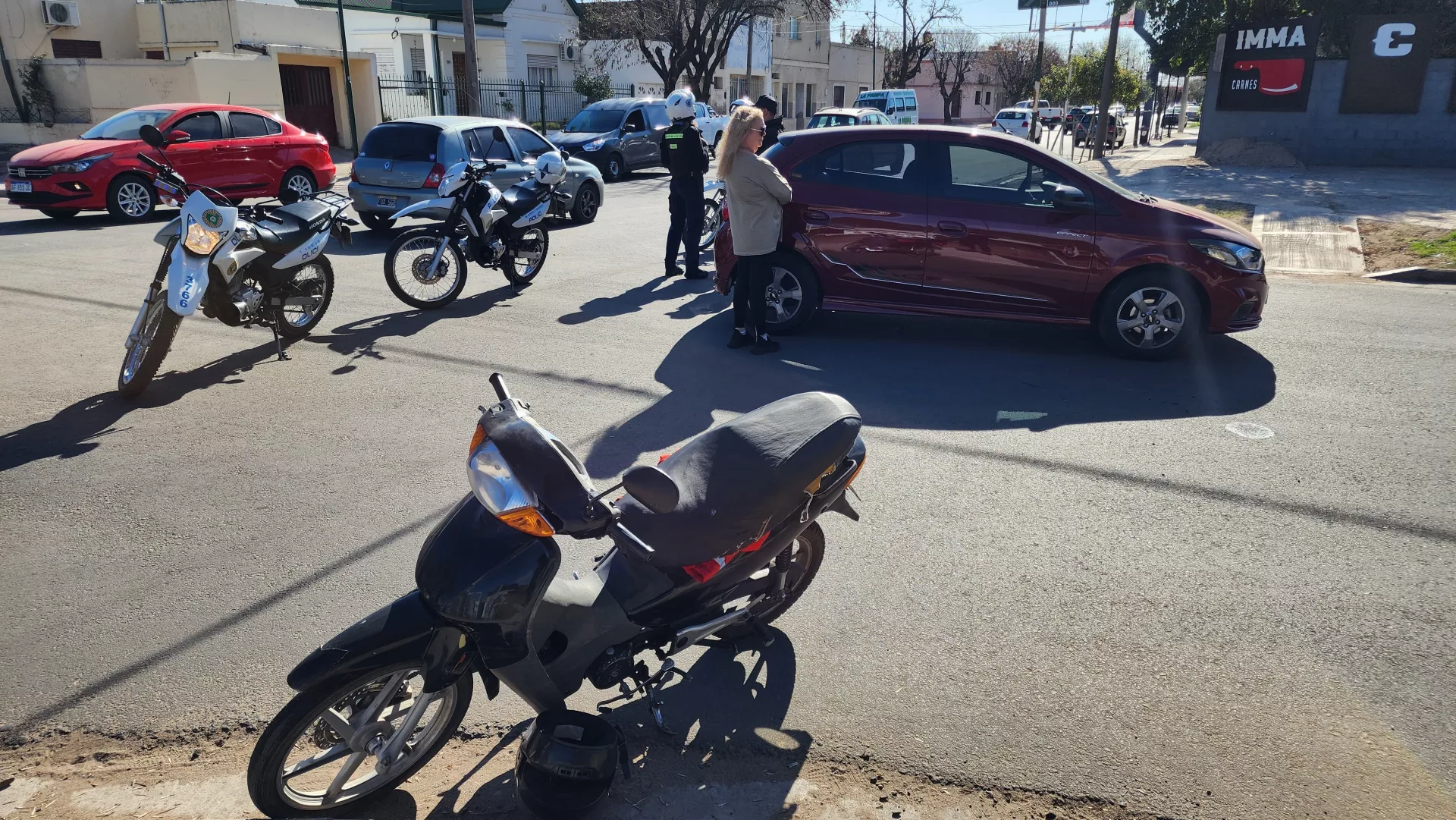 Siniestro en calle 2 y 19: Motociclista trasladado al hospital