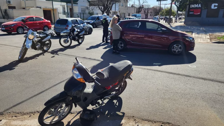 Siniestro en calle 2 y 19: Motociclista trasladado al hospital