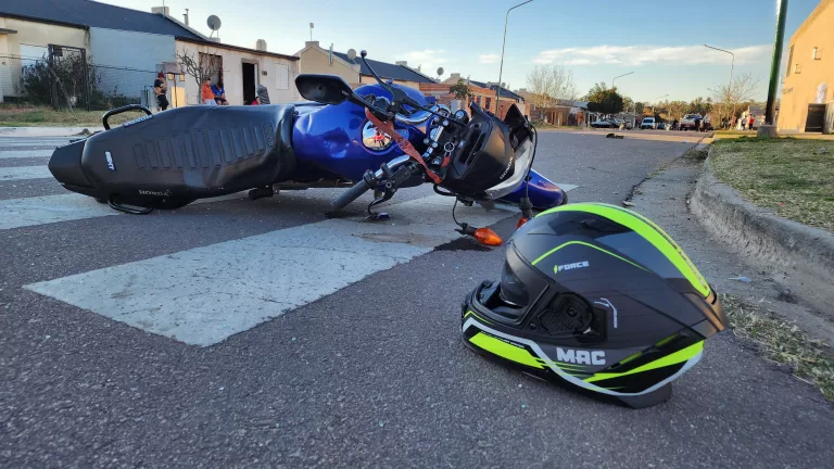 Grave accidente en el cruce de calles 440 y 405: motociclista trasladado rápidamente al hospital