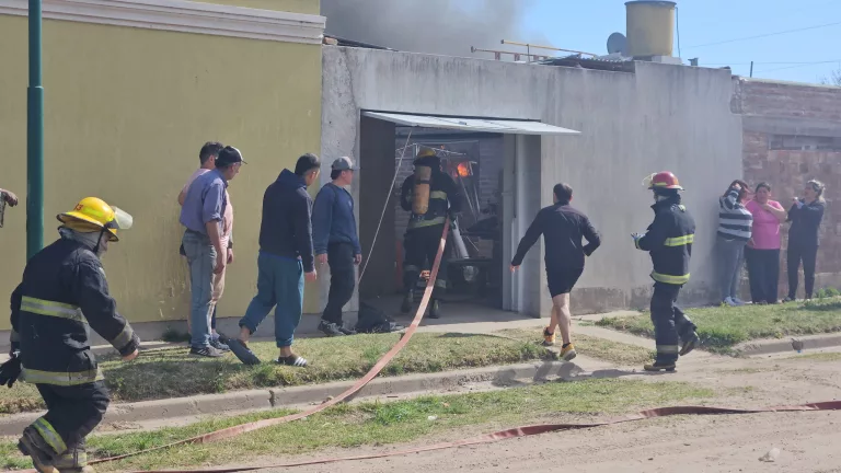 Incendio en General Pico: Un galpón con herramientas de construcción fue consumido por las llamas