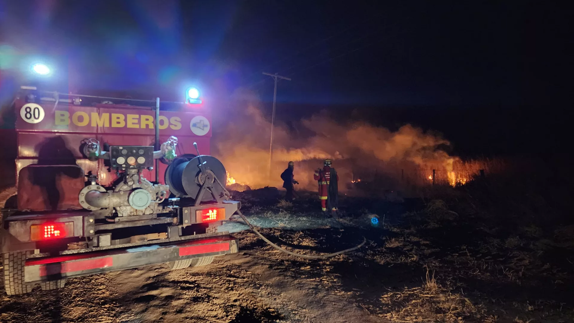 Feroz incendio nocturno en zona rural arrasa con postes de luz y alambrado