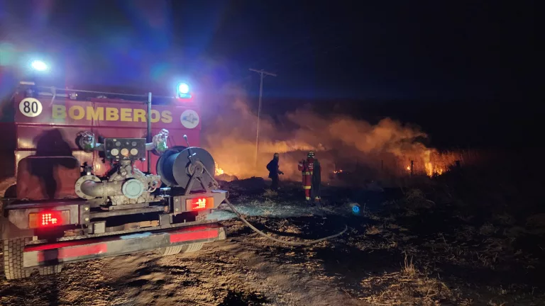 Feroz incendio nocturno en zona rural arrasa con postes de luz y alambrado