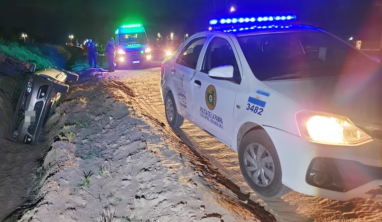 Renault Fluence terminó en un zanjón