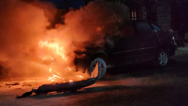 General Pico: el fuego destruyó un auto en plena vía pública