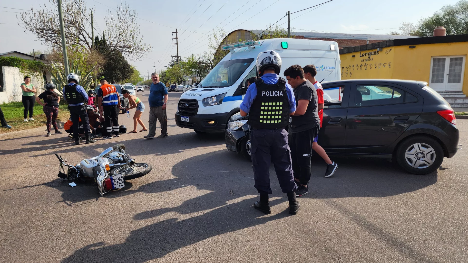 Grave accidente entre moto y auto en calle 6 y 31 dejó una joven con fractura en una de sus piernas