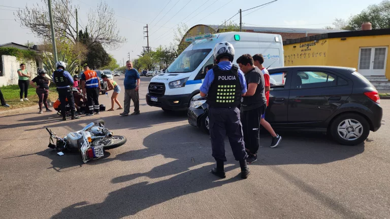 Grave accidente entre moto y auto en calle 6 y 31 dejó una joven con fractura en una de sus piernas