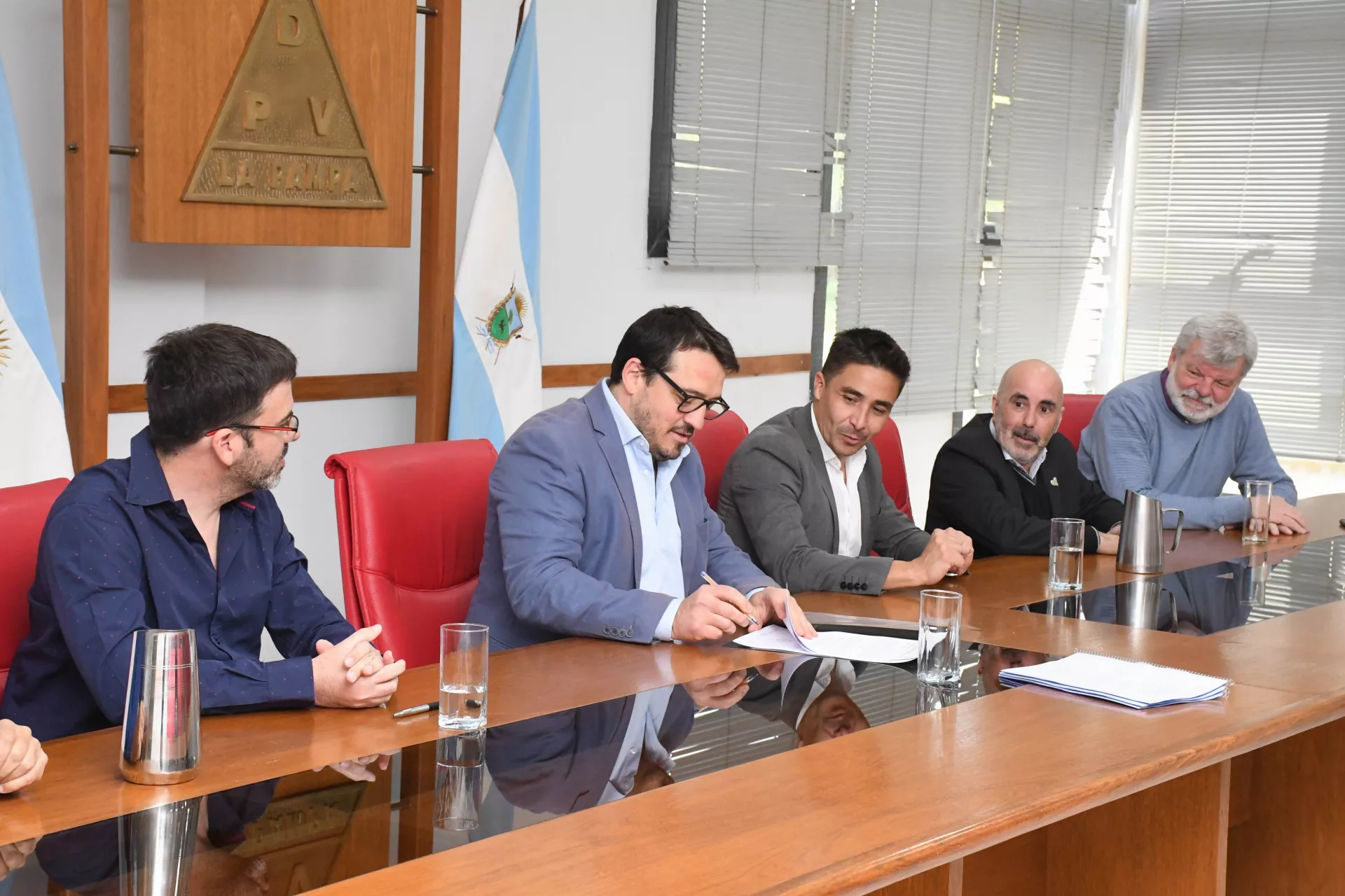 La Pampa firma contrato para obra clave de contención del río Colorado ante posibles crecidas por deshielo