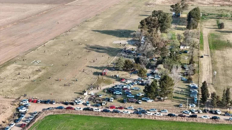 Una multitud se sumó a la barrileteada organizada por aeroclub y Municipalidad de Intendente Alvear