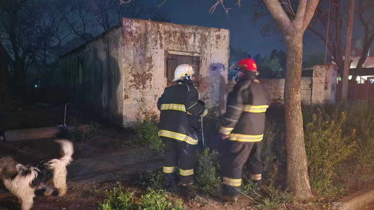 Bomberos trabajó en incendio de basura en una casa abandonada