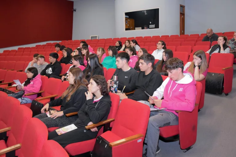 Estudiantes de Caleufú se interiorizan en General Pico sobre oportunidades educativas y profesionales