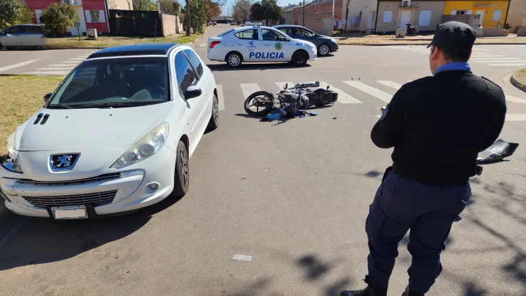 Dos personas hospitalizadas tras chocar una moto y un auto en el barrio Federal