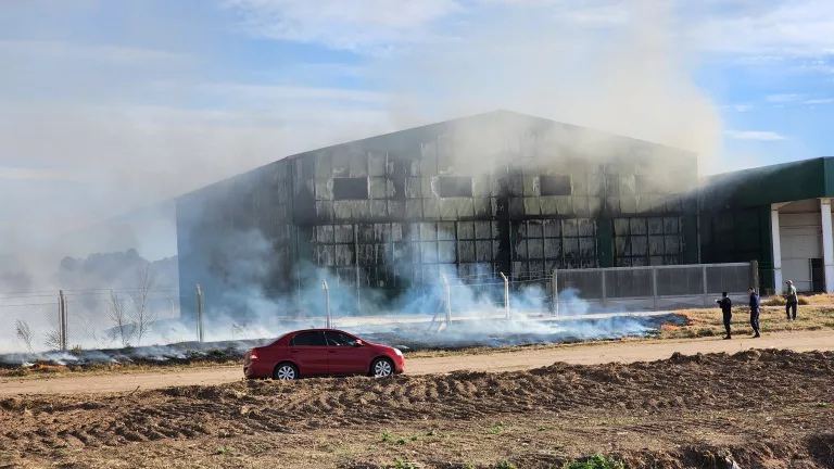 Incendio en la rotonda de Trebolares: un galpón afectado