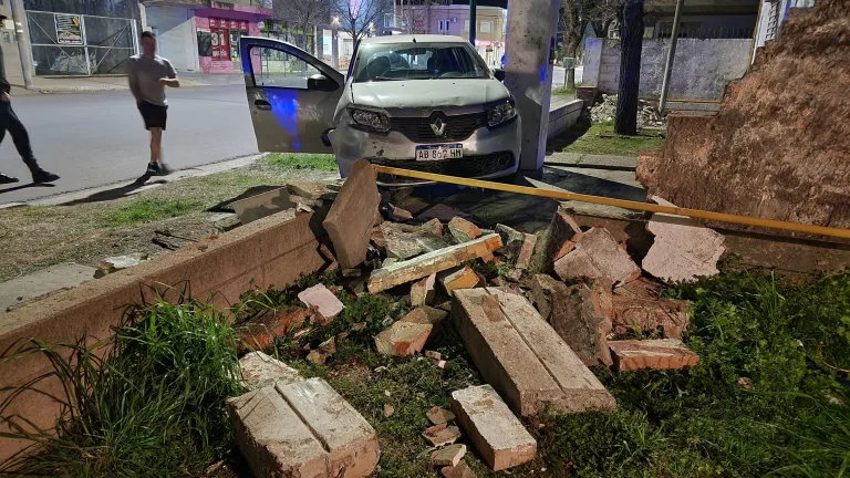 Un automovilista perdió el control, chocó contra un tapial y provocó una fuga de gas