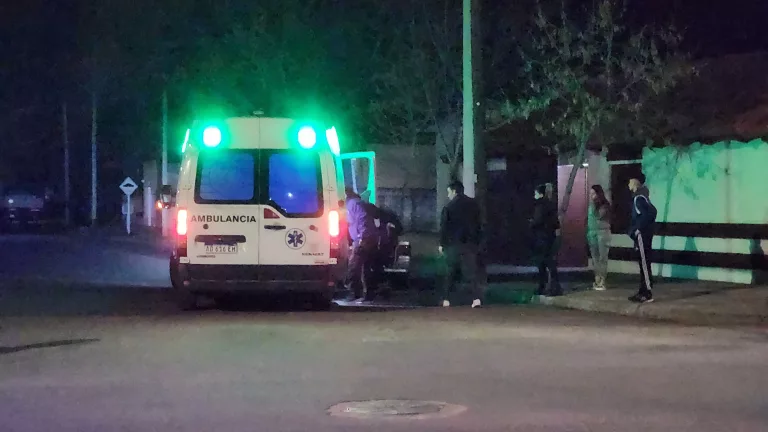 Un auto atropello a una joven y fue hospitalizado con un golpe en una de sus piernas