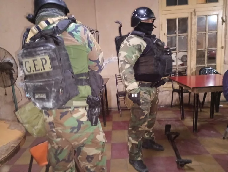 Allanamiento nocturno en Victorica: Desbaratan juego clandestino con 20 detenidos y secuestro de vehículos y dinero en efectivo
