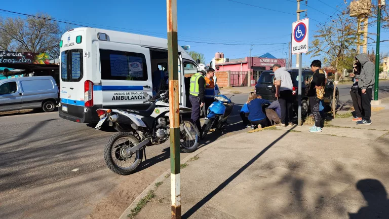 Un hombre con una lesión grave en una de sus manos tras un choque entre moto y auto