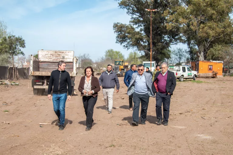 Dentro de las obras públicas que se están ejecutando en la ciudad, se está parquizando y forestando el ex autódromo 