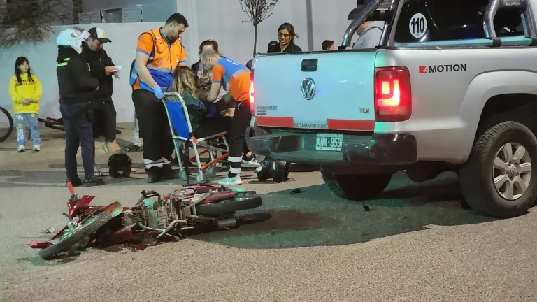 Accidente de tránsito en Calle 302 y 327: una joven con posible fractura y su acompañante con lesiones leves