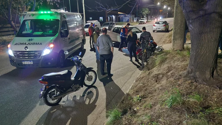 Un auto ingresaba al garaje y fue impactado por una motocicleta