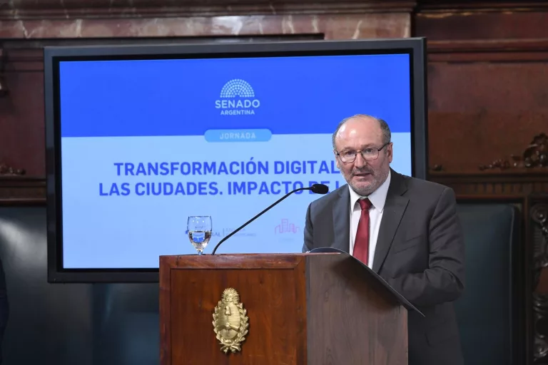 Kroneberger lidera jornada sobre el impacto de la Inteligencia Artificial en la gestión municipal y ciudades sostenibles