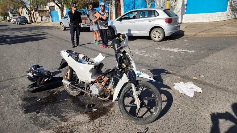Un joven con una posible fractura expuesta en una de sus piernas tras choque entre motos