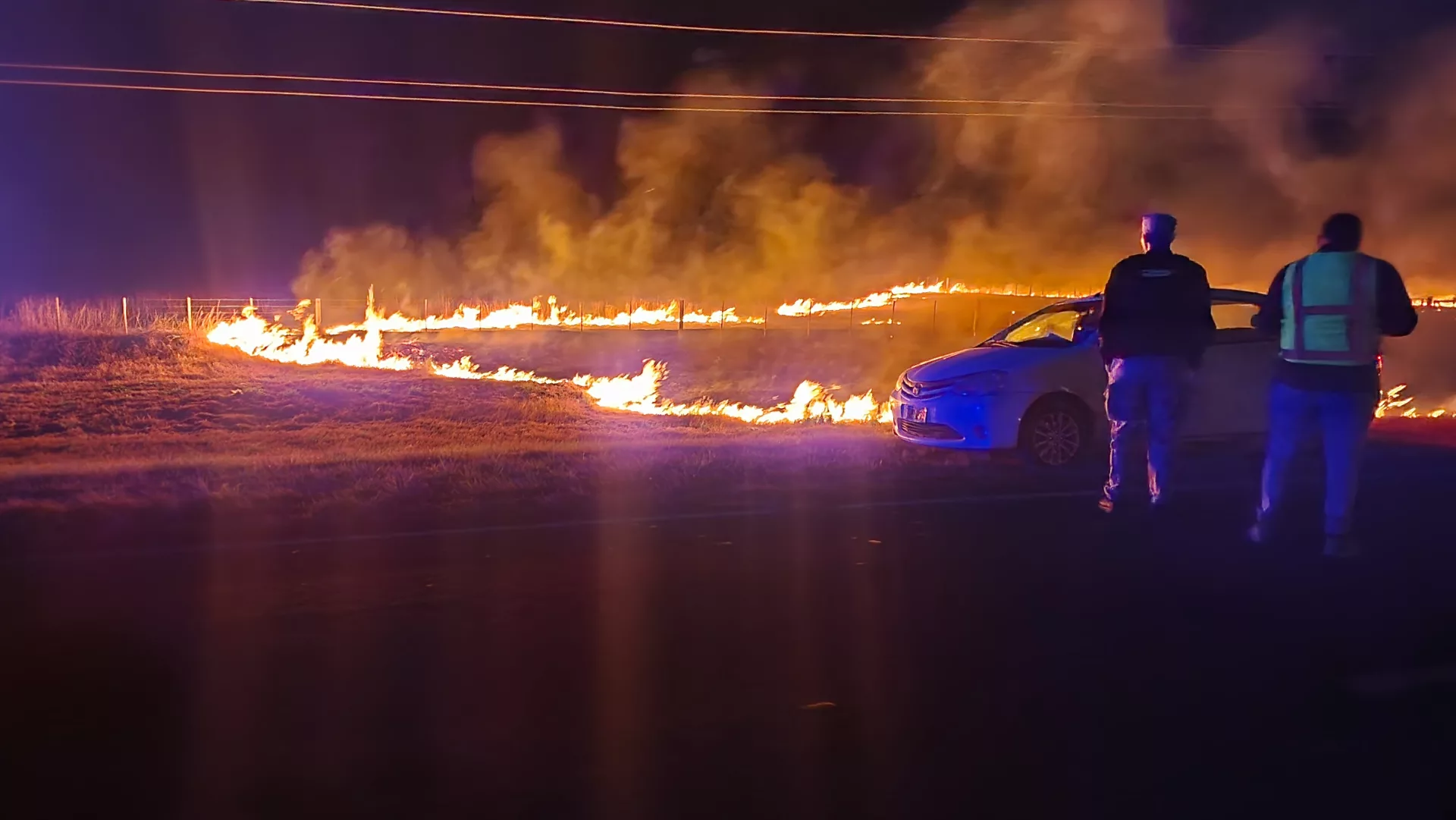 Un principio de incendio de un auto en plena ruta provocó un incendio de pastizales