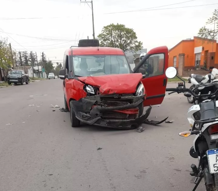 Conductor de una camioneta hospitalizado tras choque con un camión